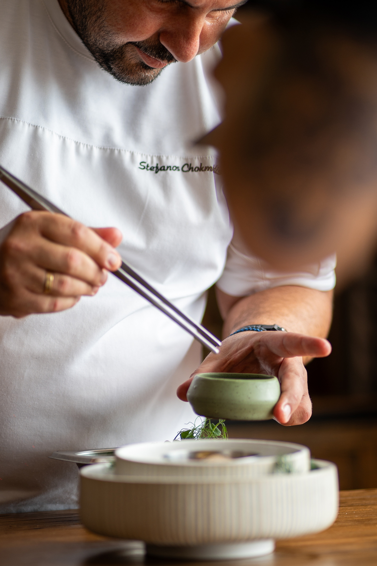 Chef en train de préparer des plats au restaurant Tomata