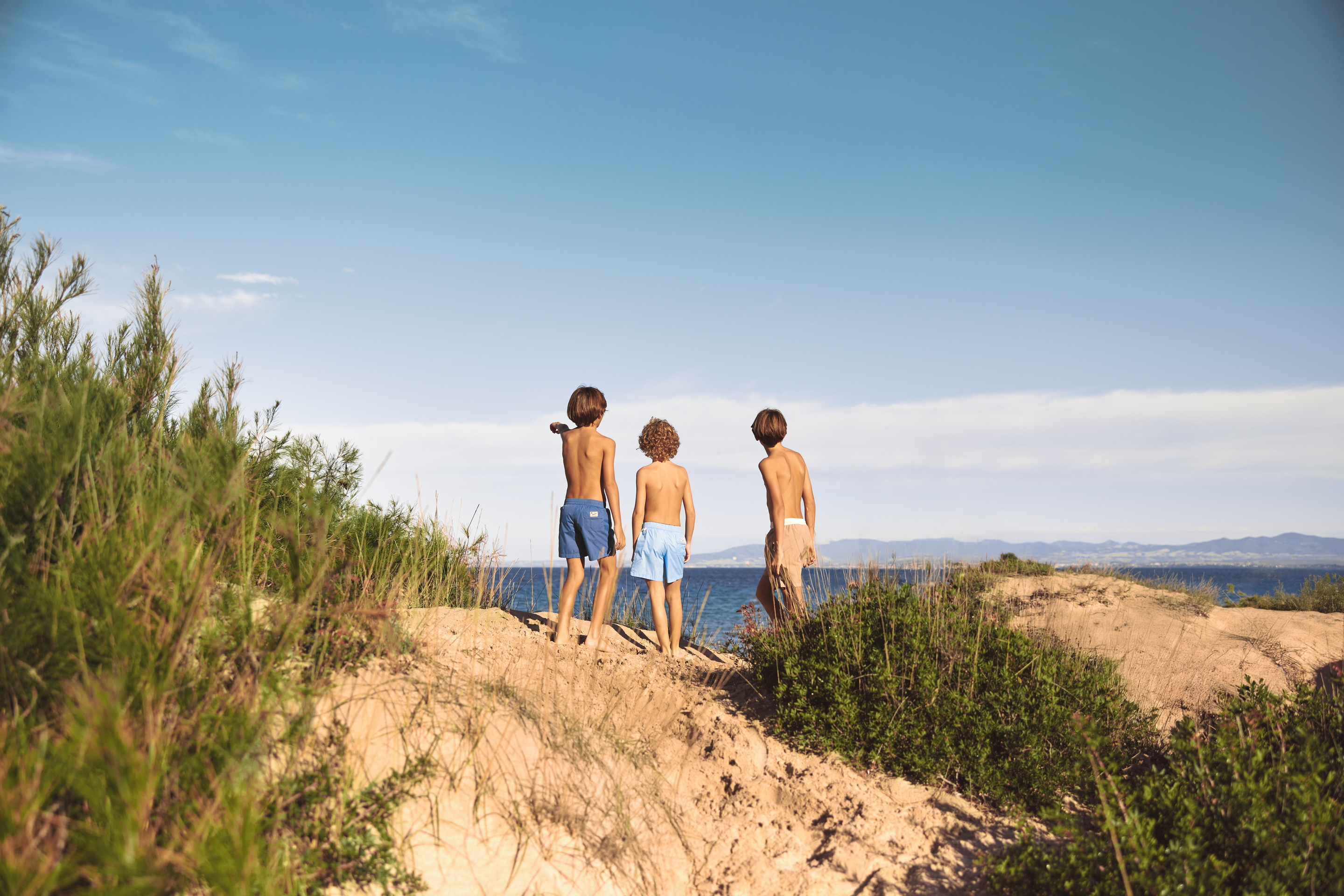 Madre & figlia in una sedia a uovo
