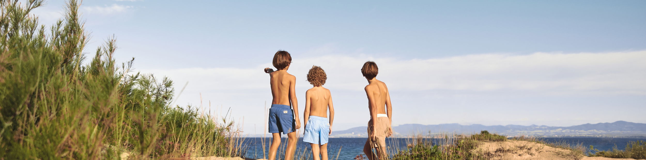 Madre & figlia in una sedia a uovo