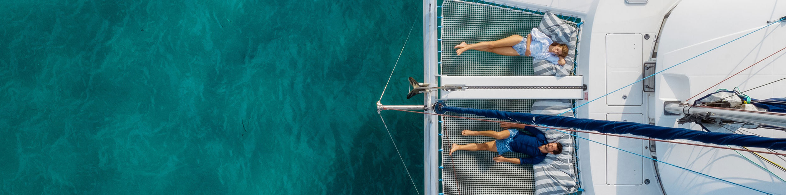 Paar entspannt auf Yacht cruise