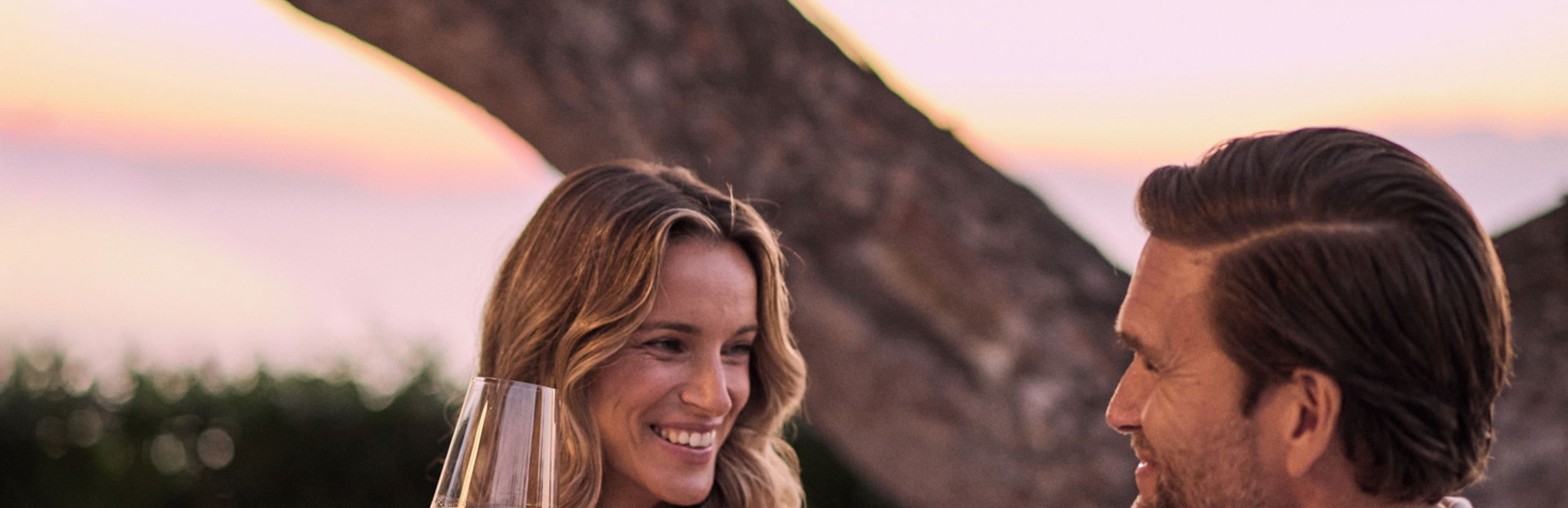 Donna che si mette un orecchino allo specchio