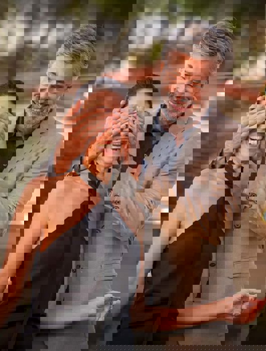 Couple en train de boire du vin au restaurant de Sani face à la mer