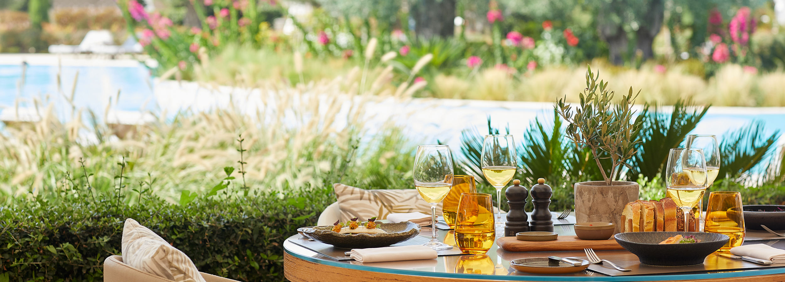 Tavola apparecchiata con cibo e vista su piscina