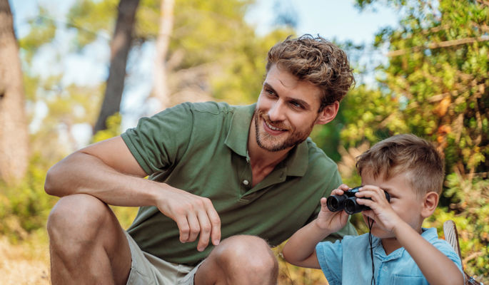 Père et fils en excursion de birdwatching au Sani Resort