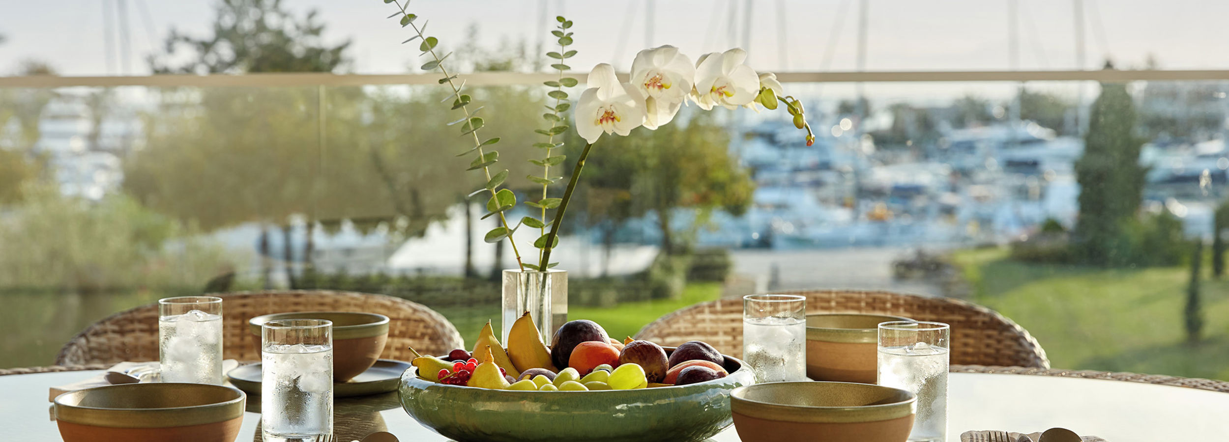 Vista del piatto di frutta servito su grande balcone