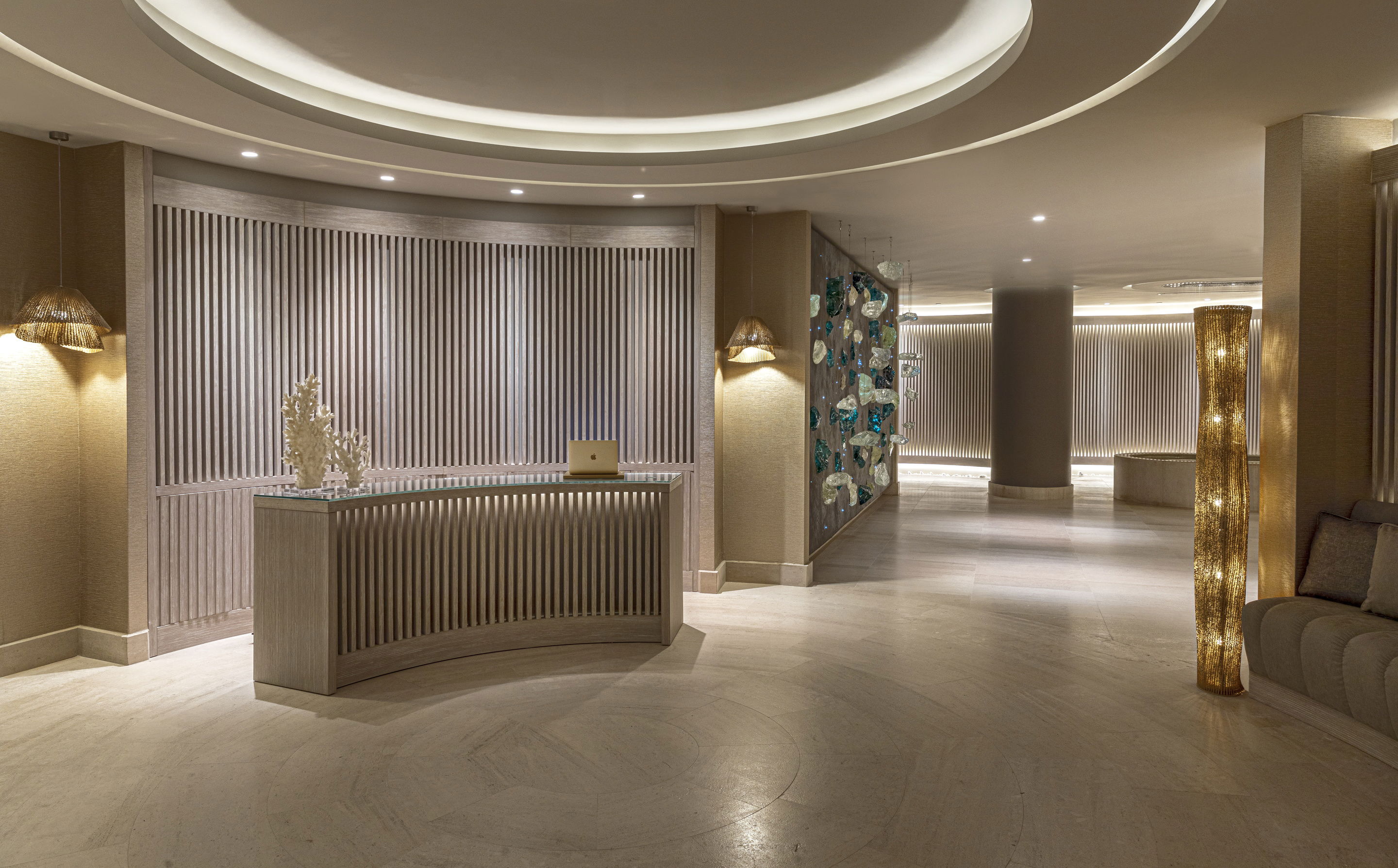 Empfangsbereich in der Spa Suite im Porto Sani