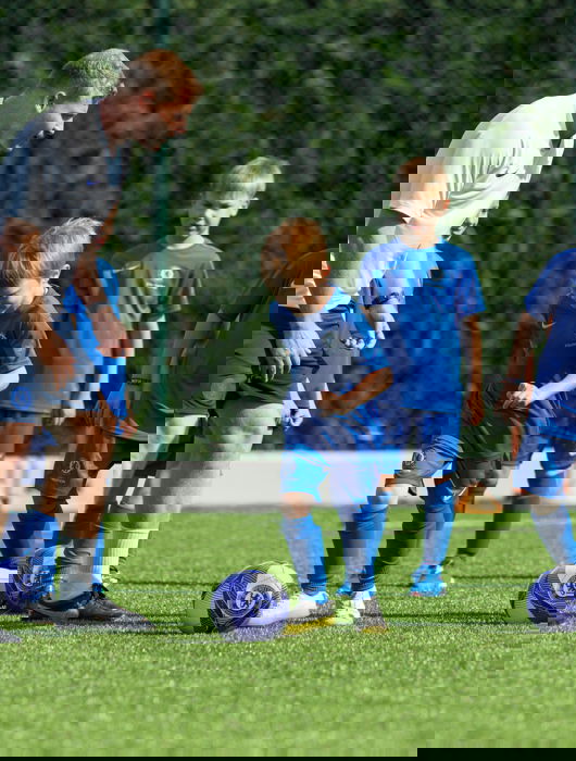 Jugendliche spielen Fußball im Sani Chelsea FC