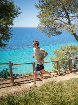 Homme en train de traverser Sani Forest en courant