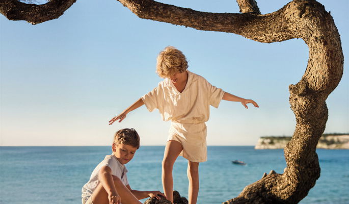 Mère et fille jouant ensemble dans la piscine