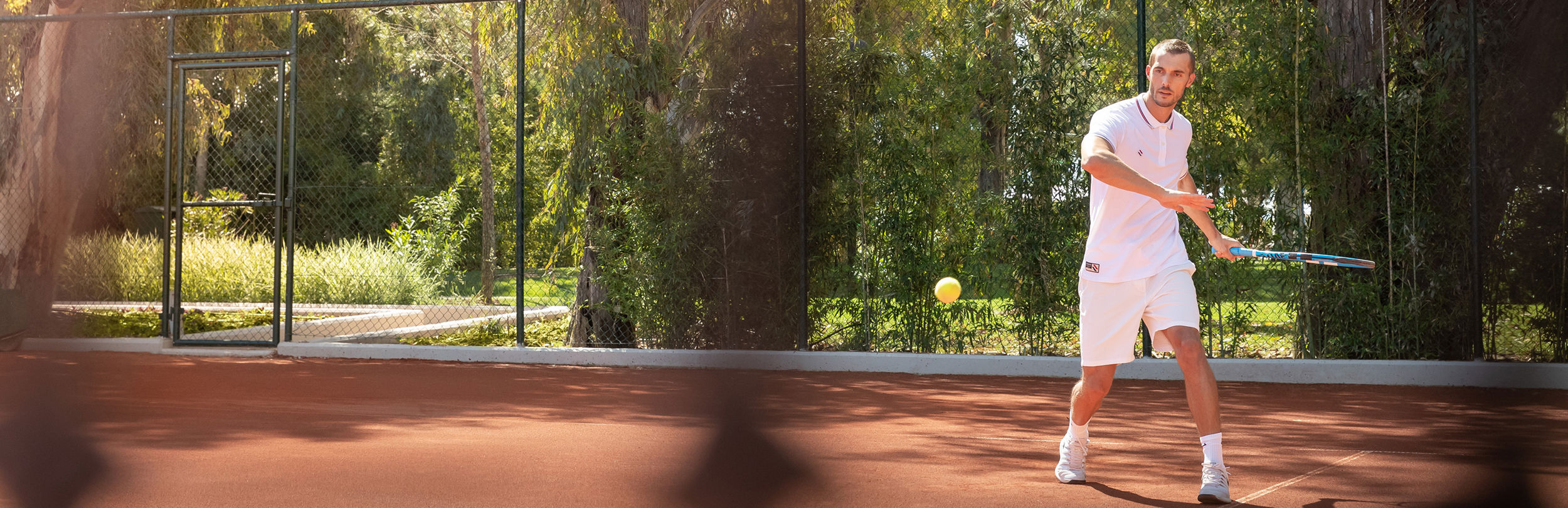 Mann spielt Tennis in der Rafa Nadal Tennis Academy