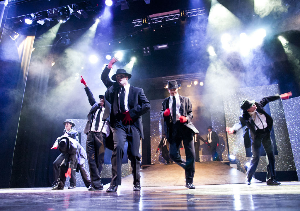 Ballerini che si esibiscono sul palco