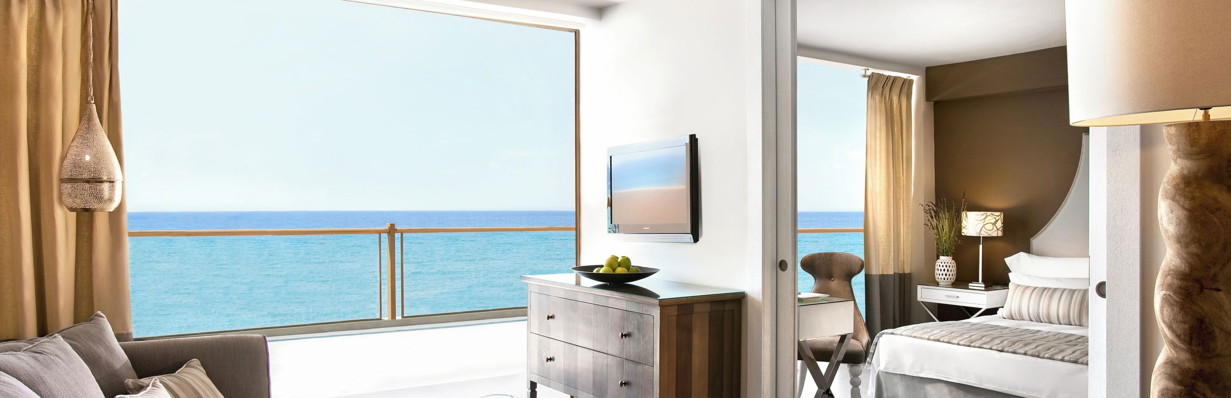 Family room with sofa with sea view at Sani Beach