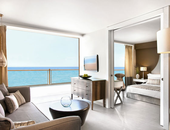 Family room with sofa with sea view at Sani Beach