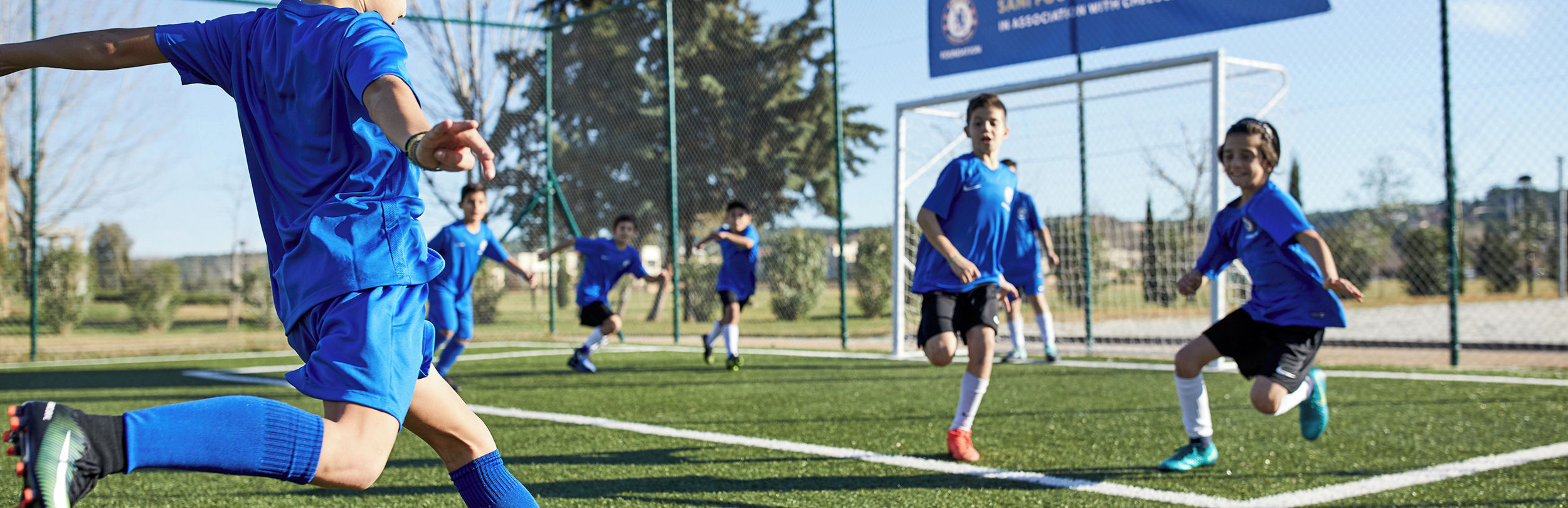 Jugendliche spielen Fußball im Sani Chelsea FC