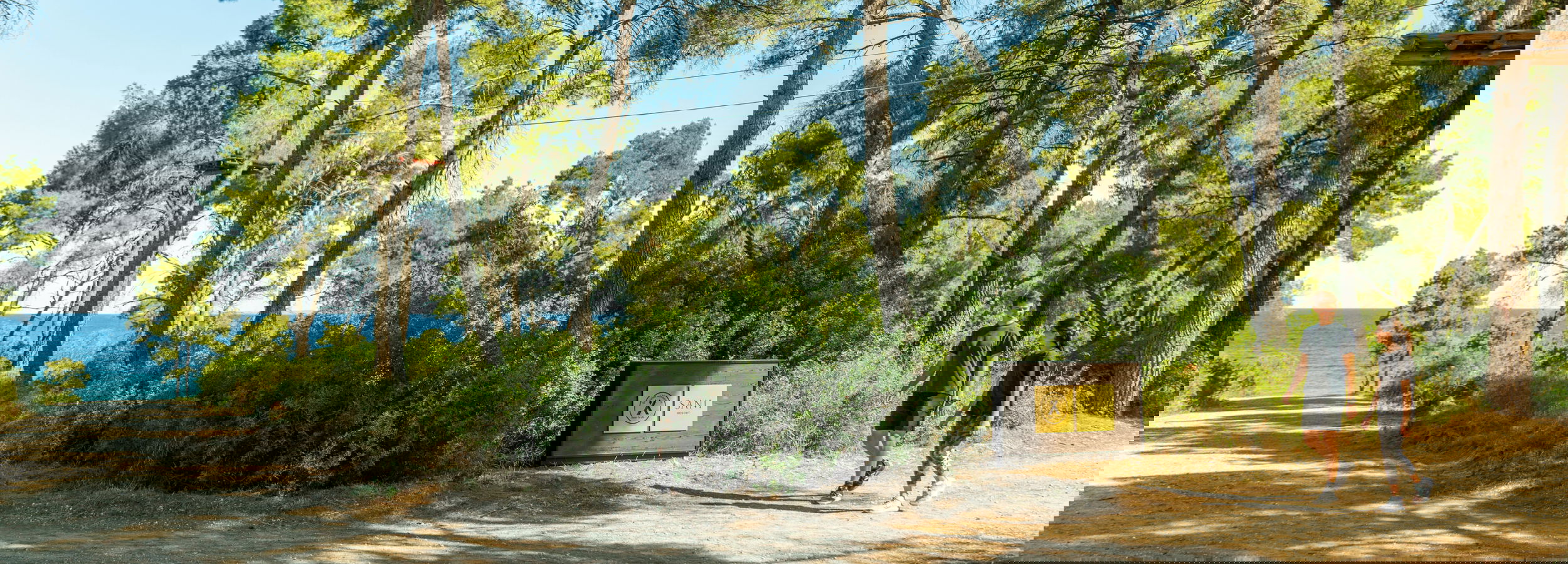 Mann und Frau laufen im Sani Forest für die Survival Academy