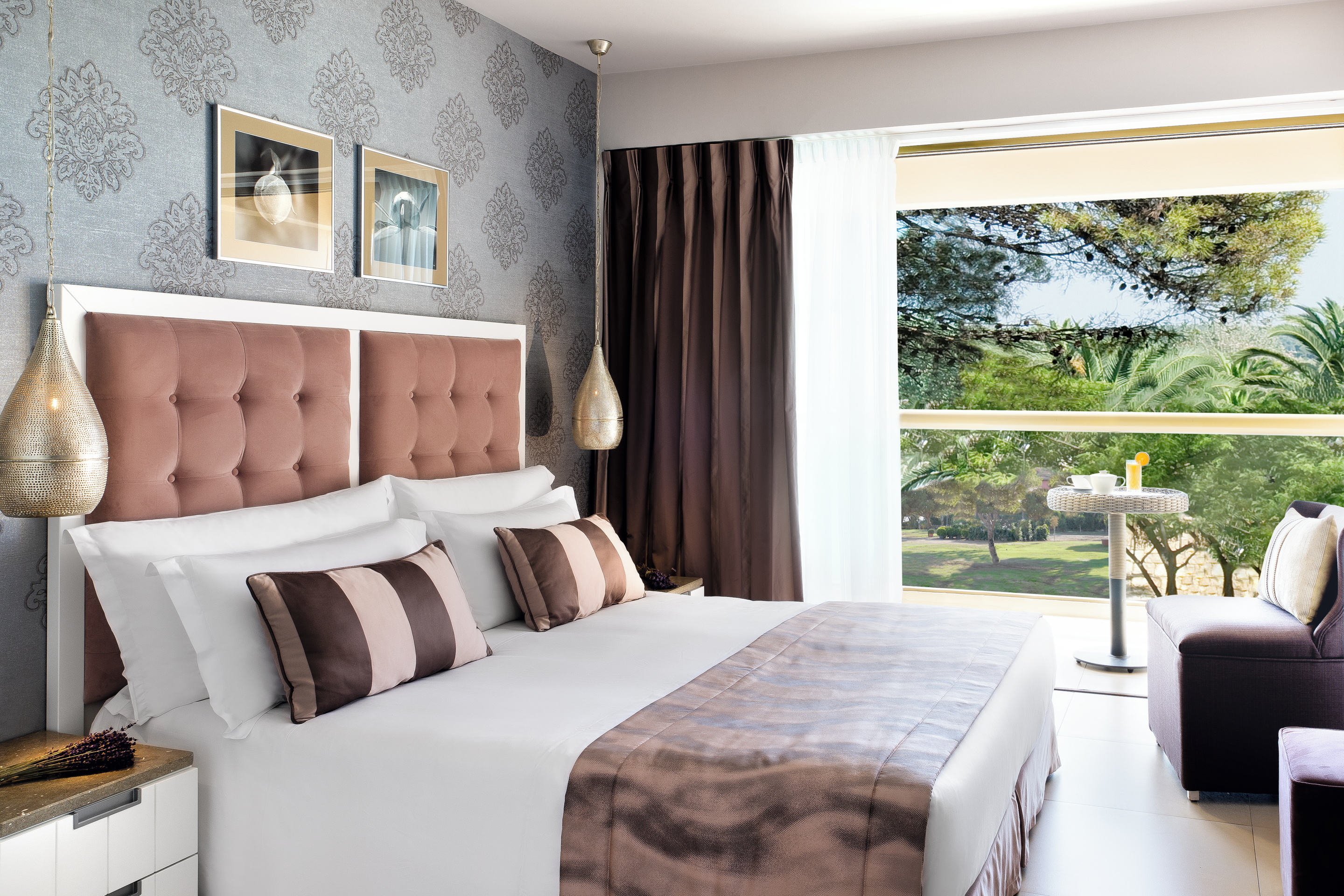 Family room with sofa with sea view at Sani Beach