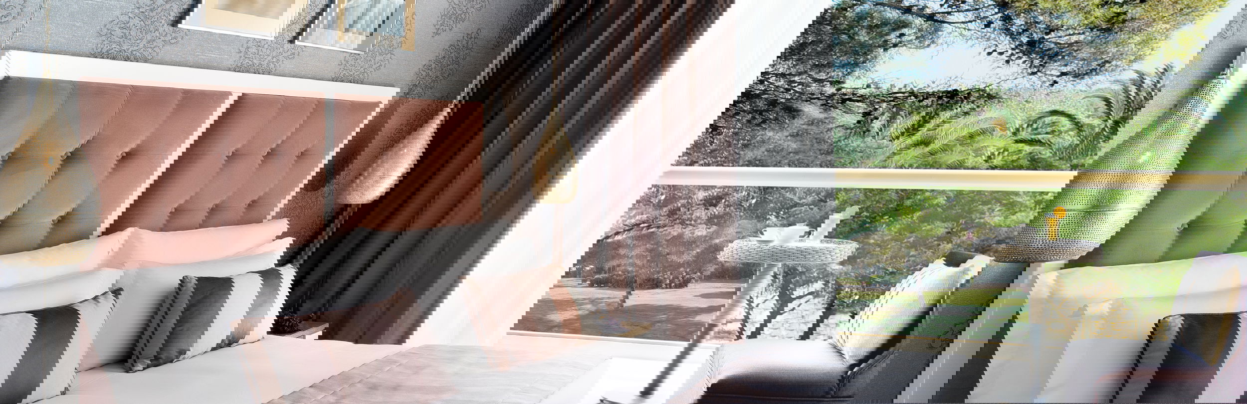 Family room with sofa with sea view at Sani Beach