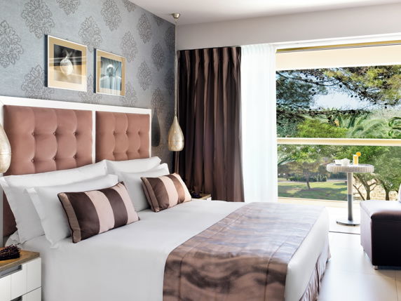 Family room with sofa with sea view at Sani Beach