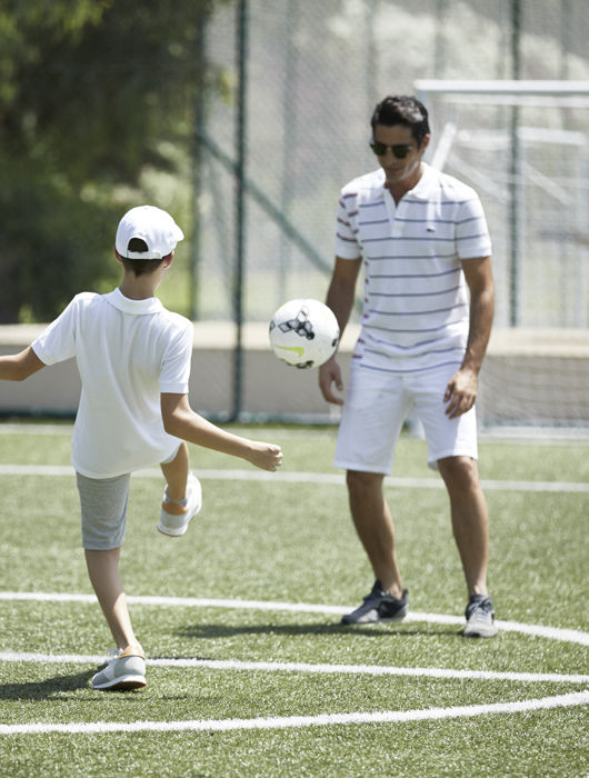 Отец и сын играют в футбол