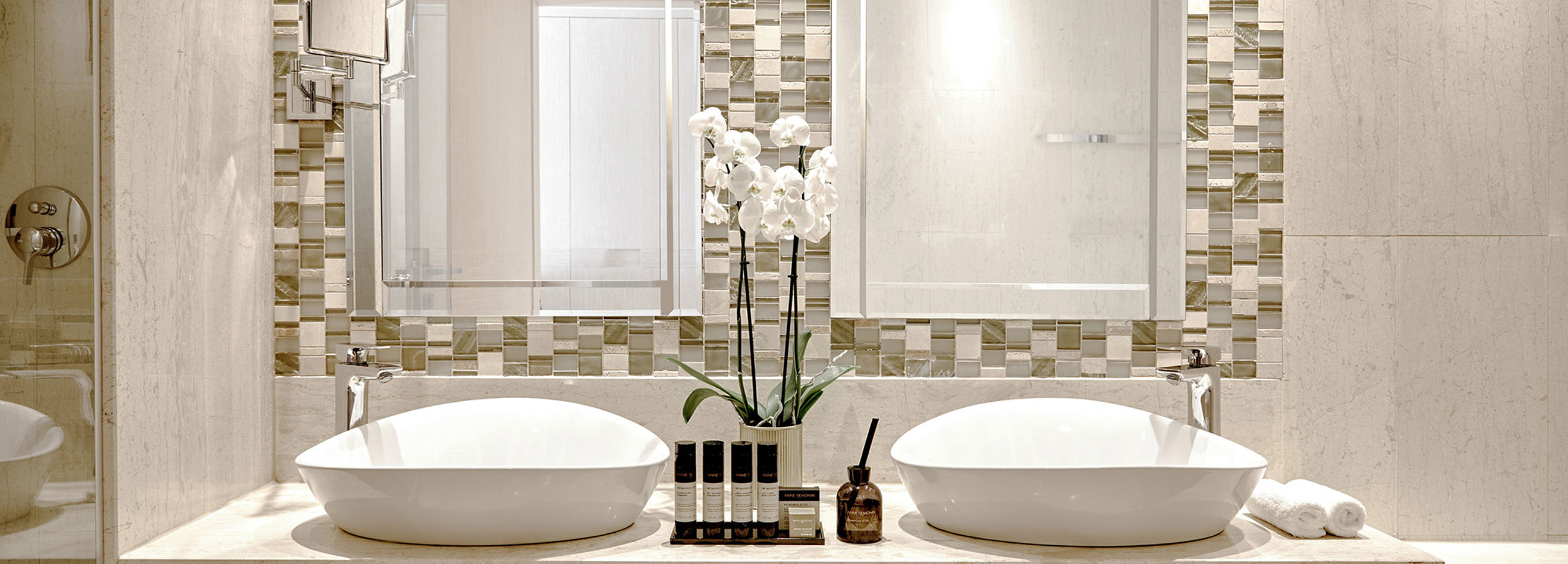 Primo piano di lavandini e specchi del bagno