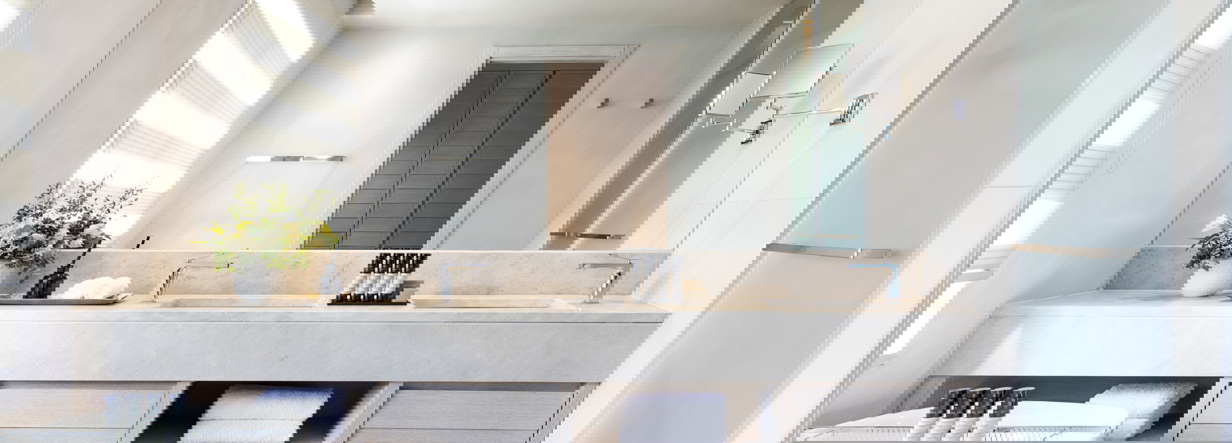 Grande salle de bain privée with bathtub