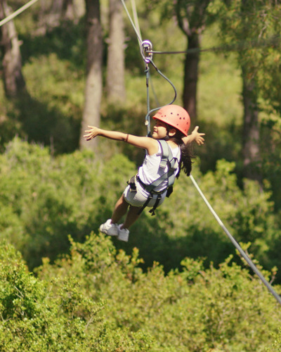 Девочка в парке развлечений