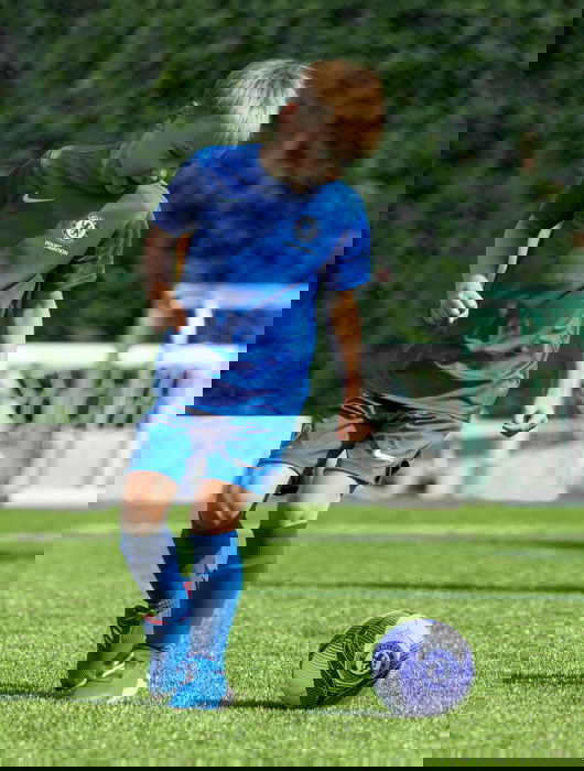 Jungen schießen einen Ball im Sani Chelsea FC