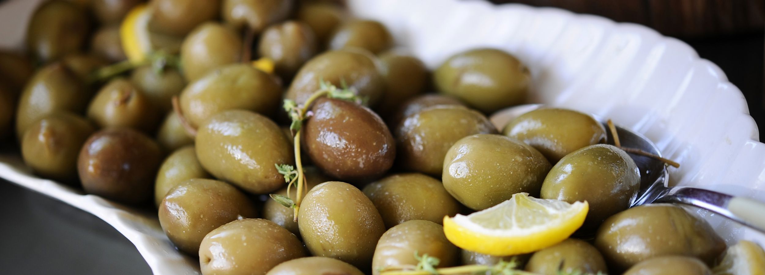 Vassoio di olive verdi intere della penisola Calcidica
