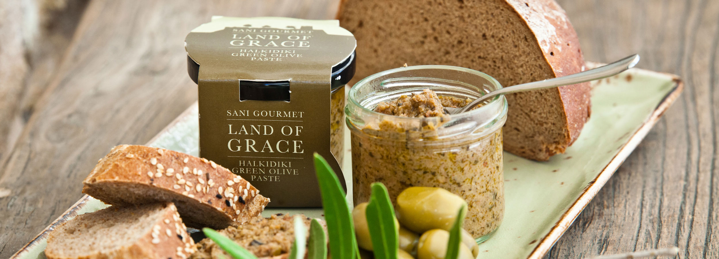 Spalmabile con pane, pasta di olive Land of Grace e olive