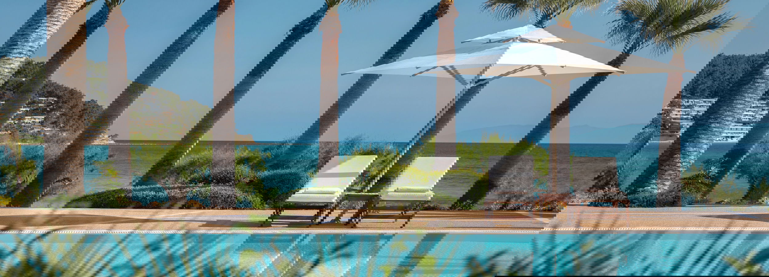 Вид на бассейн на пляже Sani