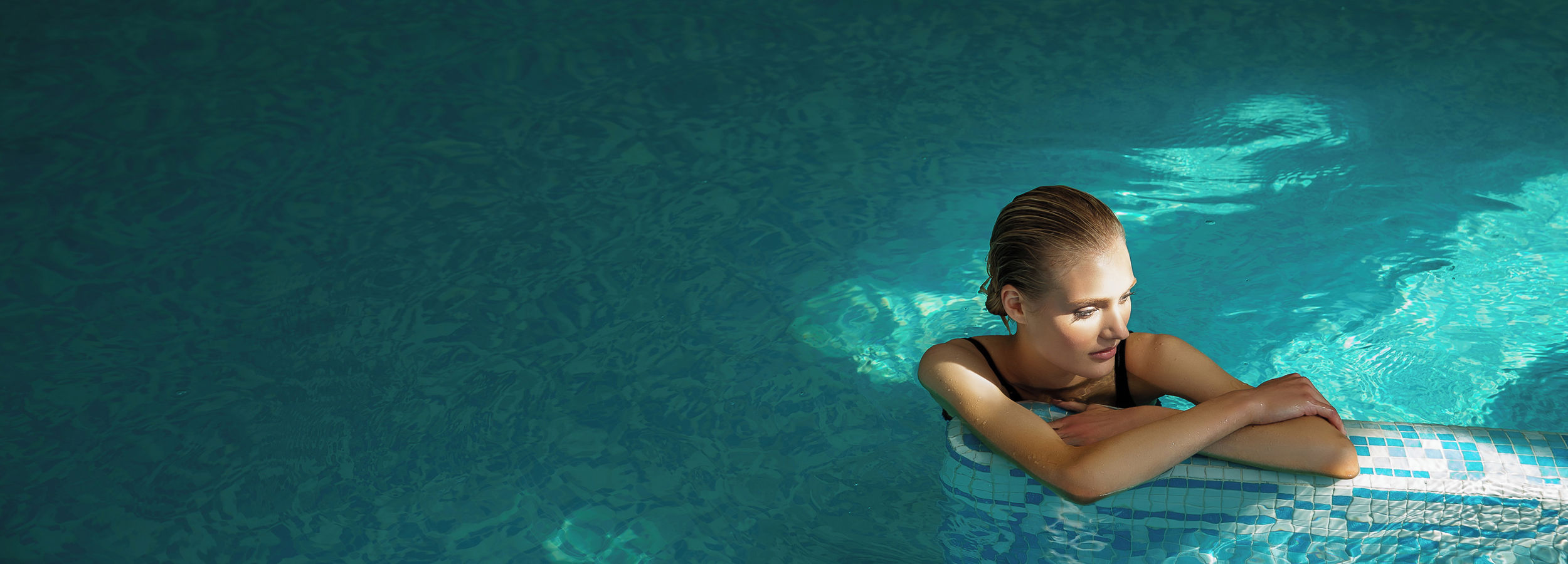 Donna in piscina che guarda allo specchio