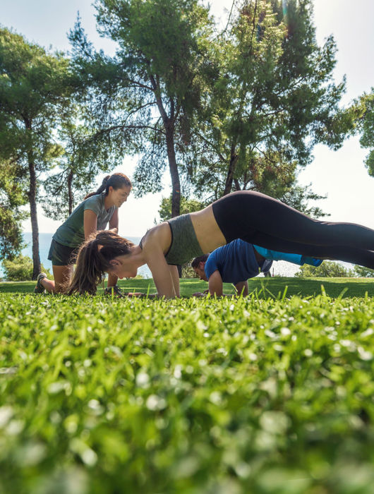 Couple en train de faire des exercices d'étirement dans Sani Forest