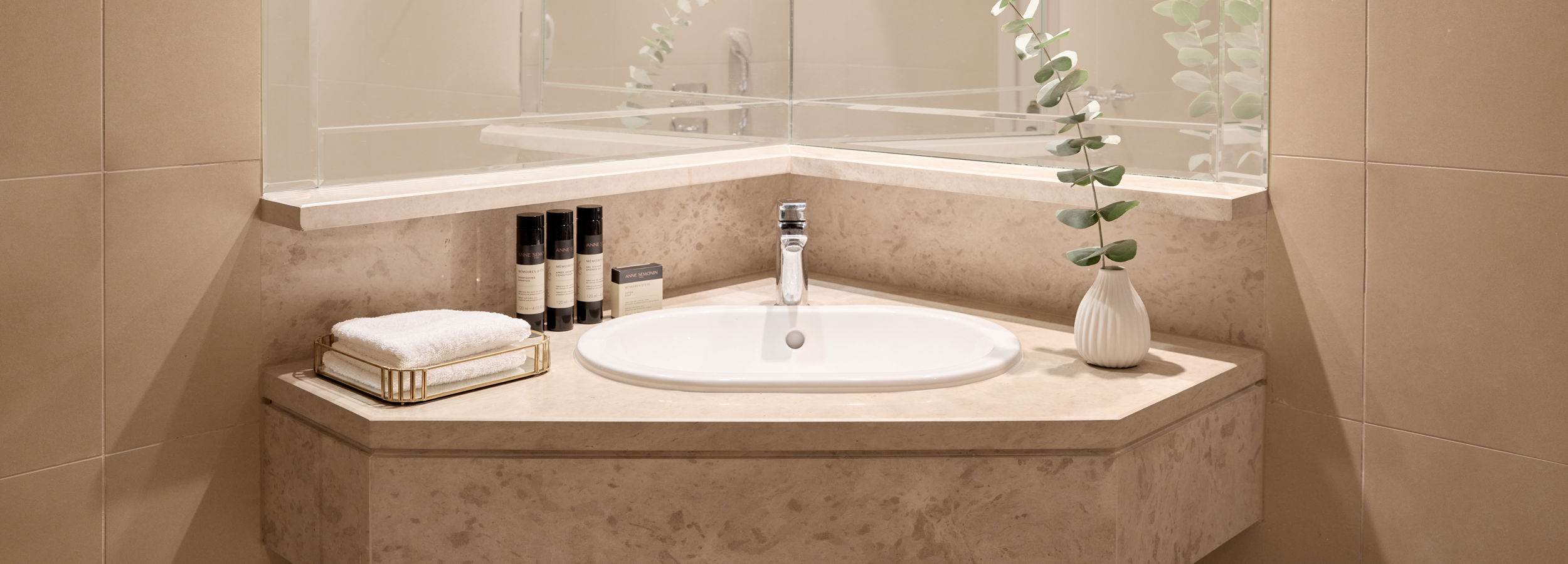 Lavabo ad angolo con specchio al Sani Beach Junior Suite