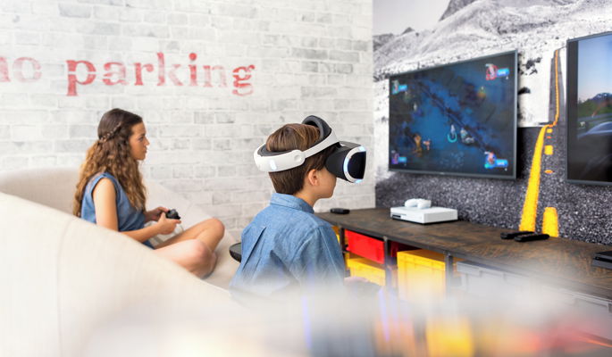 Jeune fille et garçon jouant à des jeux de réalité virtuelle dans Teens Ozone