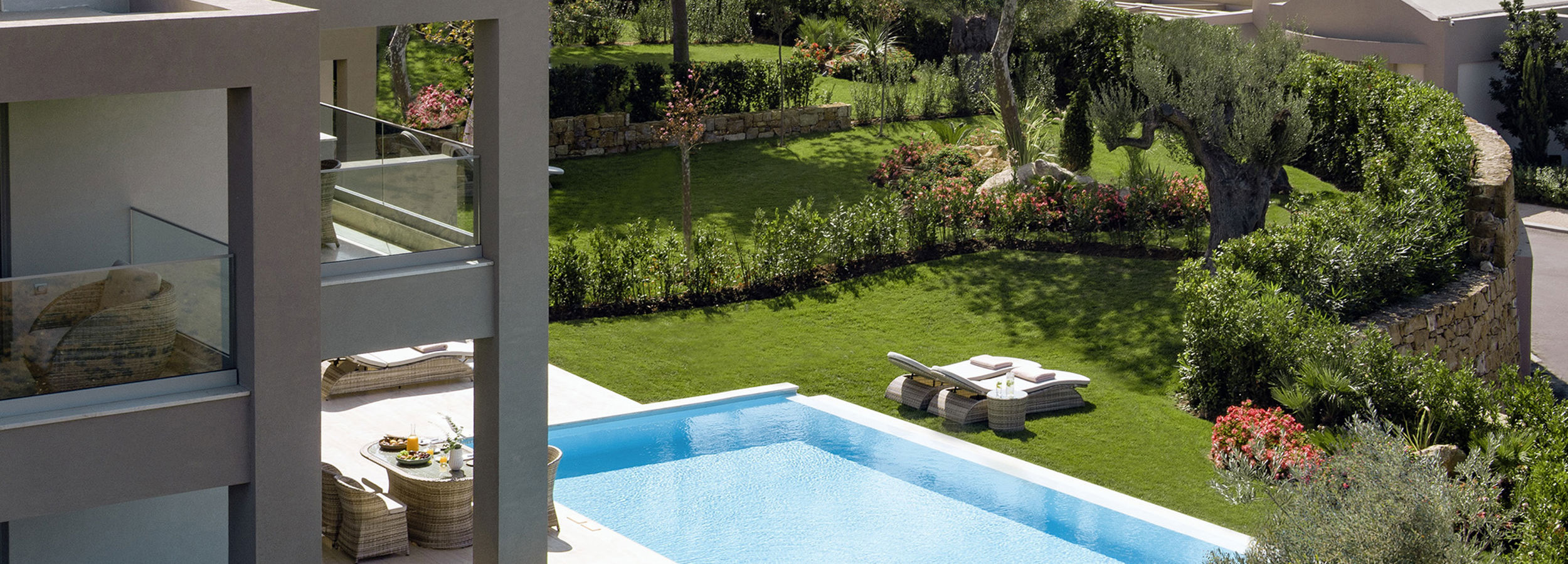 Piscina privata in giardino privato