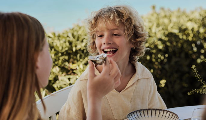Famille savourant une gastronomie de classe mondiale dans un restaurant
