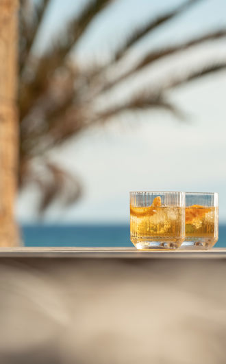 Cocktails près de la main d'une femme