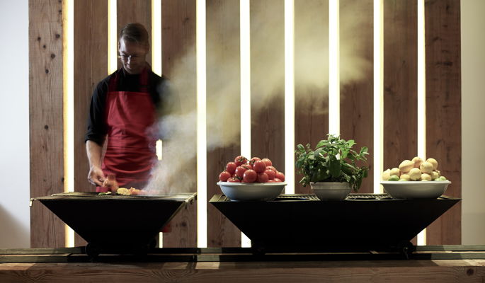 Chef che prepara il cibo al Tomata