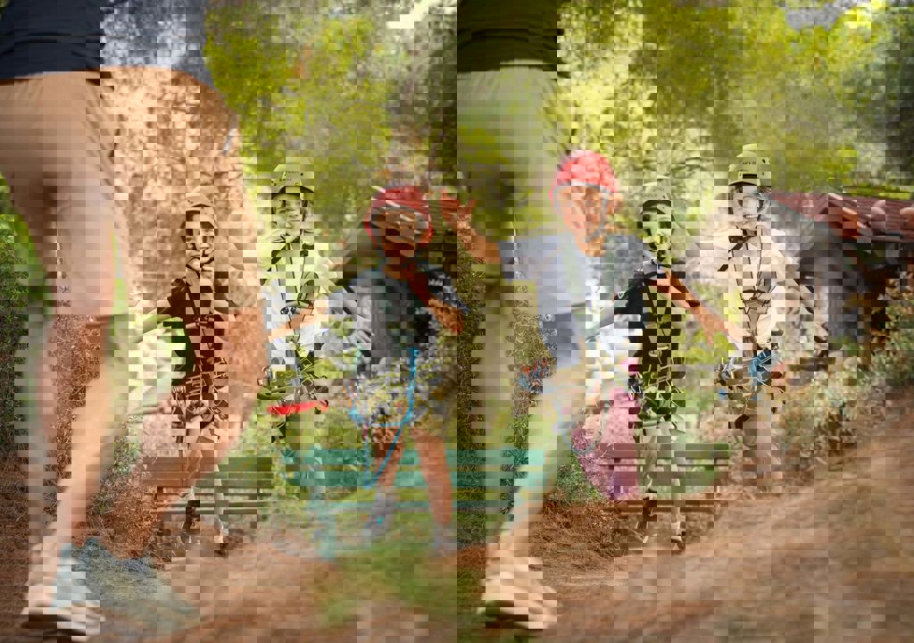 Девочка в парке развлечений