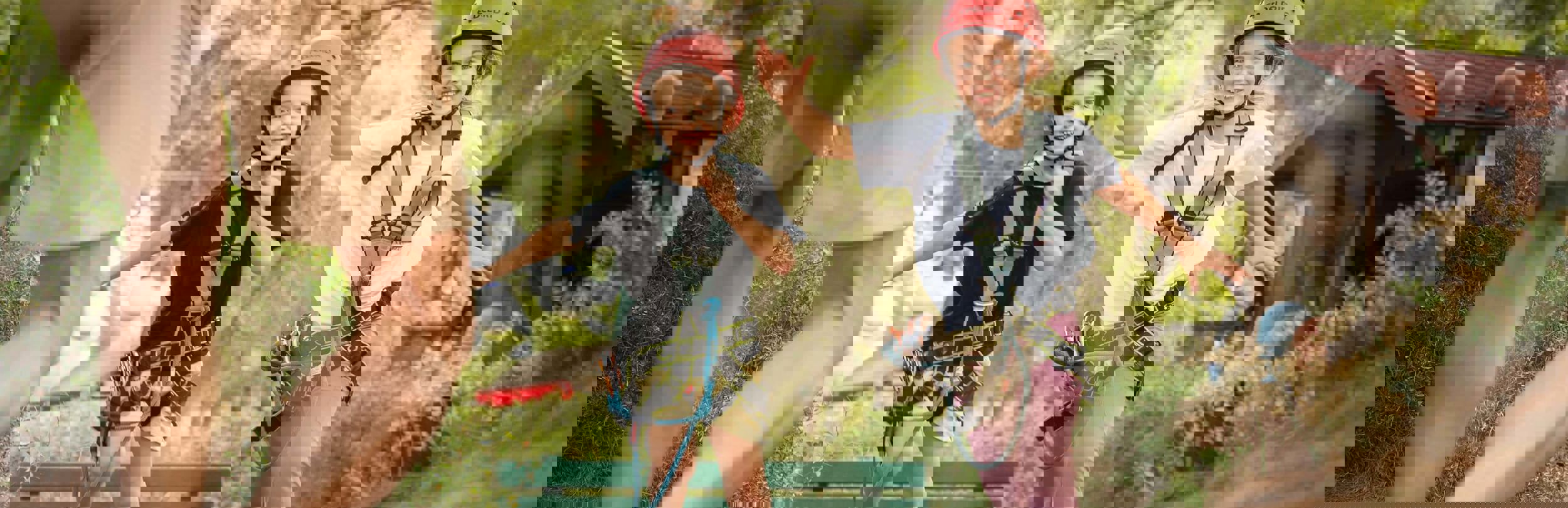 Ragazza sul percorso delle funi tra le cime degli alberi
