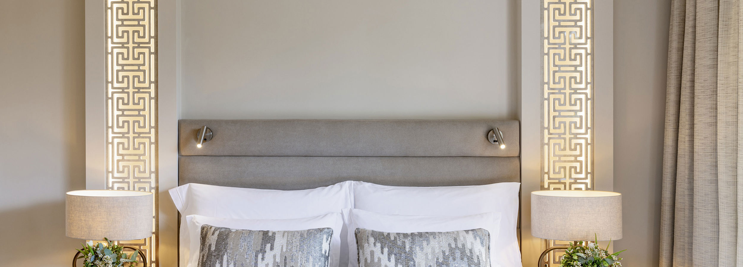 Primo piano di letto matrimoniale con cuscini