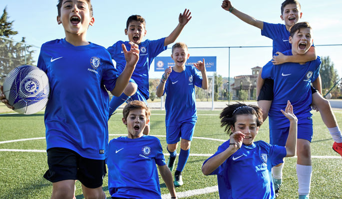 Jugendliche feiern im Sani Chelsea FC